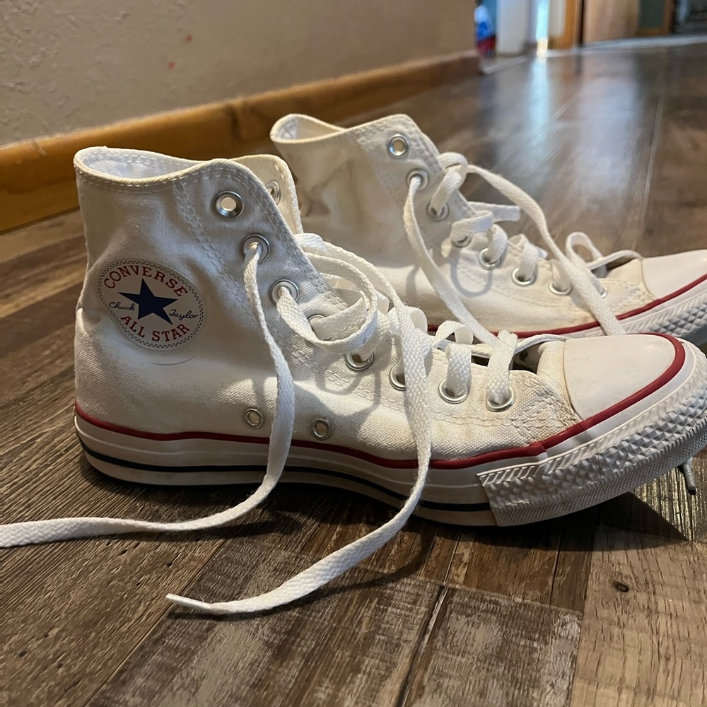 Women’s white converse!